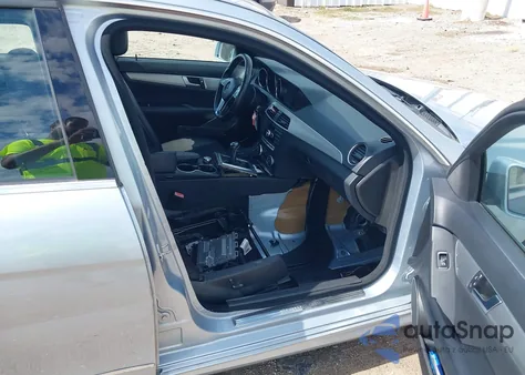 2013 Mercedes-Benz C 250 Sport z USA, uszkodzony, nr VIN WDDGF4HB6DR262428